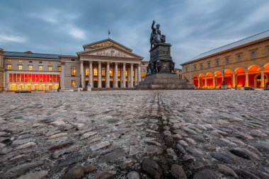Ulusal Tiyatro, max-joseph-platz karesi bulunan Münih