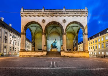 Odeonplatz ve feldherrnhalle akşam, Münih, Bavyera, g