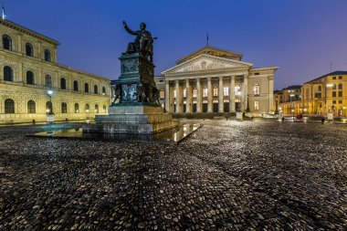 Ulusal Tiyatro, max-joseph-platz karesi bulunan Münih