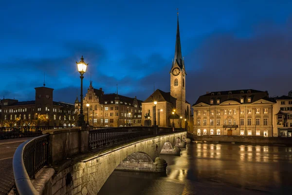 Megvilágított Fraumunster-templom és a Limmat folyó, Zürich, Switz — Stock Fotó