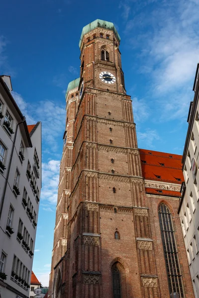 Iglesia de Nuestra Señora (Frauenkirche) en Munich por la noche, Baviera, G — Foto de Stock