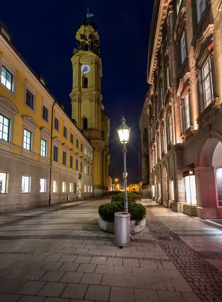 Theatinerkirche a odeonplatz večer, Mnichov, Bavorsko, — Stock fotografie