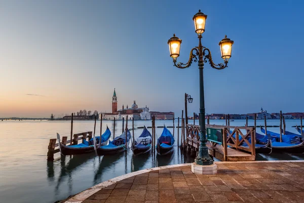 Canal Grande vallen och san giorgio maggiore-kyrkan i gryningen, — Stockfoto