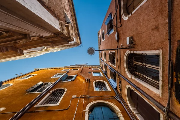 Старі історичні будинки фасадів у Венеції, Італія — стокове фото