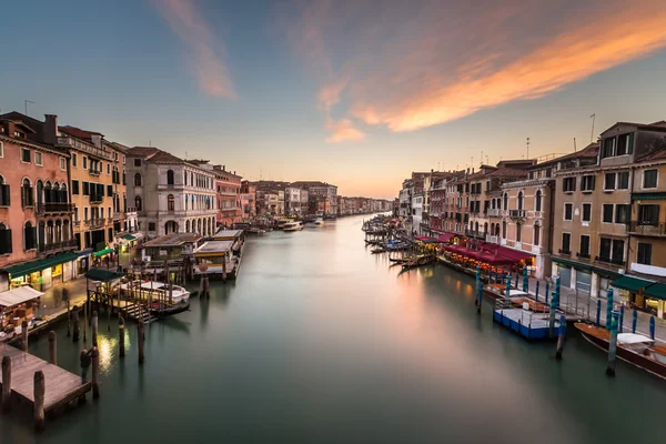 Uitzicht op Grand Canal vanaf de Rialtobrug, Venetië, Italië — Stockfoto