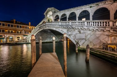 Rialto Köprüsü ve grand canal akşam, Venedik, İtalya