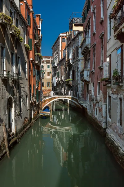 Típico Canal, Ponte e Edifícios Históricos em Veneza, Itália — Fotografia de Stock