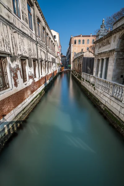 Stretto canale tra vecchie case in mattoni colorati a Venezia — Foto Stock