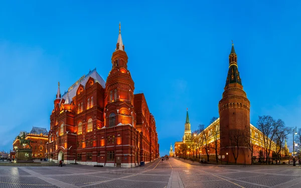 El Kremlin y el Museo Histórico en la noche, Moscú, Rusia — Foto de Stock