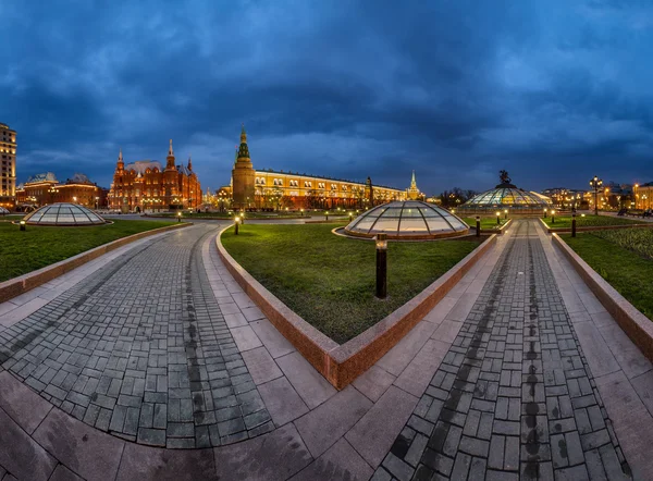 Panoráma náměstí a moskevského Kremlu manéž večer, mos — Stock fotografie