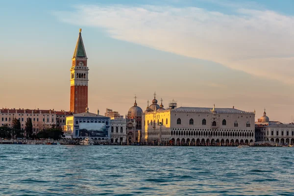 Vista da Palazzo Ducale, Campanella e Cattedrale di San Marco — Foto Stock