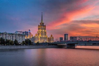 Hotel Ukrayna ve novoarbatsky Köprüsü'nde günbatımı, moscow, Rusya Federasyonu