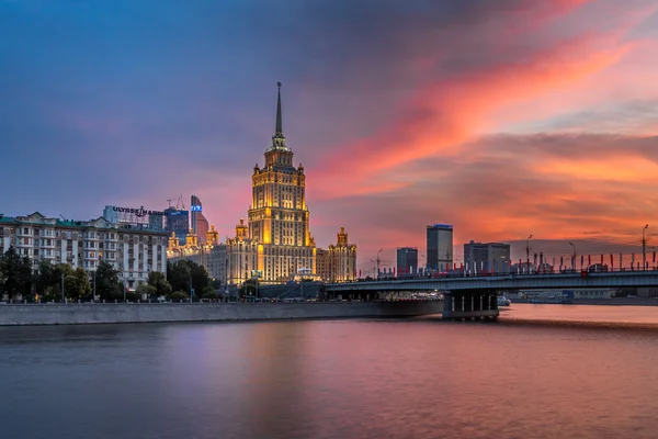 Hotel Ucraina e Novoarbatsky Bridge al tramonto, Mosca, Russia — Foto Stock