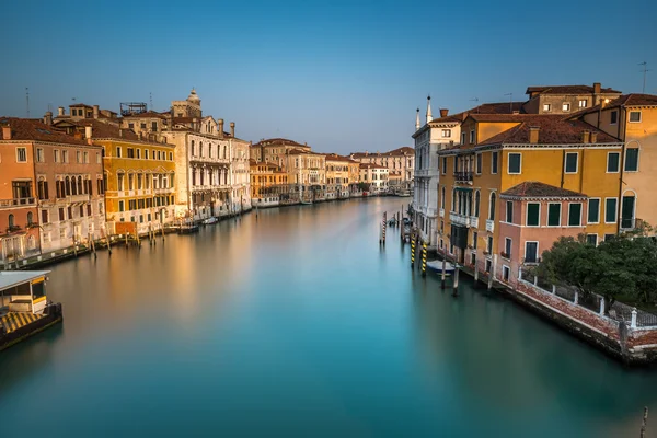 Visa på Canal Grande och vaparetto station från accademia-bron — Stockfoto