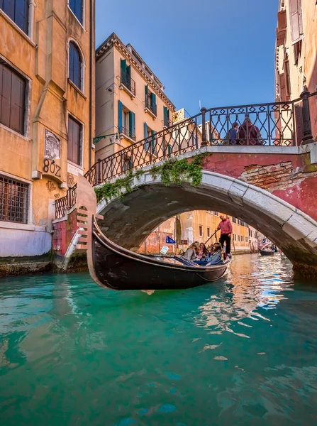 Traditional Venice Gondola Ride along Narrow Canal, Venice, Ital — Stock Photo, Image