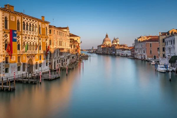 Canal Grande och santa maria della salute kyrkan från accademia b — Stockfoto