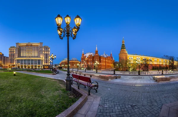 Plaza Manege y el Kremlin de Moscú en la noche, Moscú, Rusia — Foto de Stock