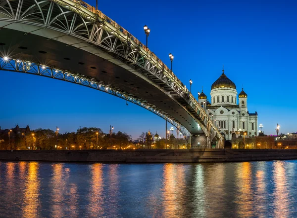 Kathedraal van Christus de Verlosser en Patriarsji brug in de vooravond — Stockfoto