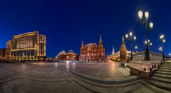 Panorama van manege square en moscow kremlin in de avond, Mnd — Stockfoto