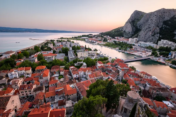 Pemandangan udara di Kota Tua Omis dan Sungai Cetina, Dalmatia, Kroasia — Stok Foto