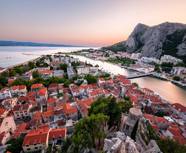 Luftaufnahme der Altstadt von Omis und des Flusses Cetina, Dalmatien, Kroatien — Stockfoto