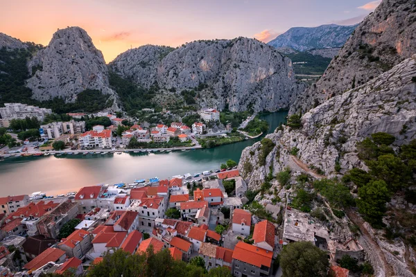 Luchtfoto op omis oude stad en de cetina rivier gorge, dalmatia, c — Stockfoto