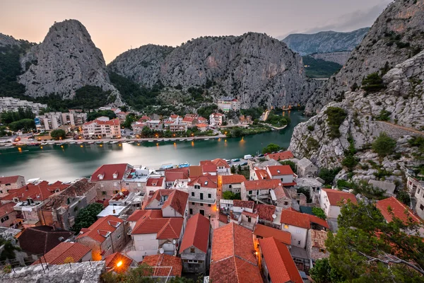 Vista aérea del desfiladero del río Omis y Cetina por la noche, Dalma — Foto de Stock