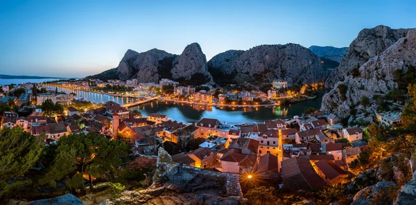 Aerial Panorama of Omis and Cetina River Gorge in the Evening, D — Stock Photo, Image