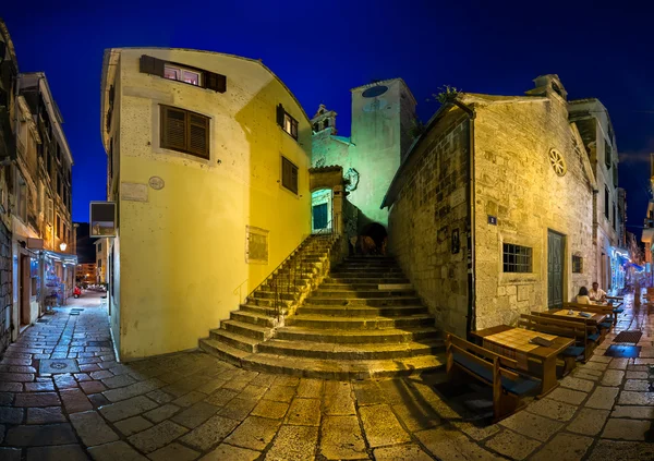 Escalera a la Iglesia Vieja en la ciudad de Omis, Croacia — Foto de Stock