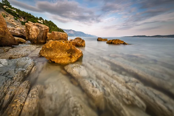 Playa rocosa y mar Adriático transparente cerca de Omis en la noche — Foto de Stock