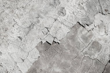 Duvarda çatlak var. Kırık beton levha. Kazadan sonraki kalıntılar..