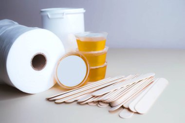 Shugaring. Şeker ezmesi. Saç dökülmesi. Shugaring ustaları ayarlandı.