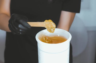 Shugaring ustası. Tüy dökümü için şeker ezmesi. Samimi hijyen. Yumuşak ten.