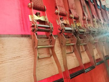 Tehlikeli malların nakliyesi. Kemer bağları. Kargo naklediliyor..