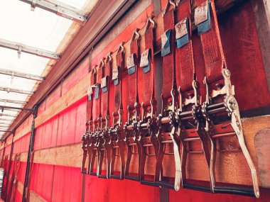 Tehlikeli malların nakliyesi. Kemer bağları. Kargo naklediliyor..