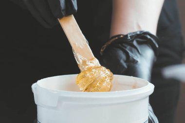 Shugaring ustası. Tüy dökümü için şeker ezmesi. Samimi hijyen. Yumuşak ten.