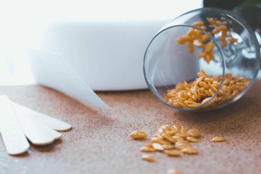 Shugaring ustası. Tüy dökümü için şeker ezmesi. Samimi hijyen. Yumuşak ten.