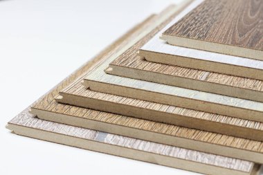 Laminate. Kaplamalı tahtalar. Kaplama döşeme döşeniyor. Zemin kaplamaları. Alman kalitesi. Alman bayrağı kaplama döşemede. Kalite güvencesi. Dayanıklı zemin örtüleri.