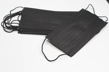 Siyah maske. Virüse karşı yüz maskesi. Operasyonlar için siyah bandaj. Virüs koruması.