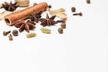 Sıcak şarap seti. Beyaz arka planda sıcak şarap için baharat seti..