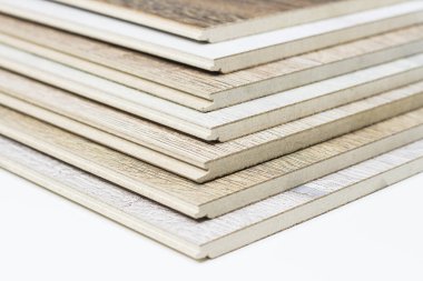 Laminate. Kaplamalı tahtalar. Kaplama döşeme döşeniyor. Zemin kaplamaları. Alman kalitesi. Alman bayrağı kaplama döşemede. Kalite güvencesi. Dayanıklı zemin örtüleri.