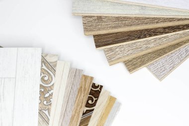 Laminat ve muşamba. İkisinden birini seç. Döşeme örtüleri karşılaştırması. Muşambanın laminattan daha avantajlı olması. Artılar ve eksiler. Ev için döşemeler arasındaki farklar.