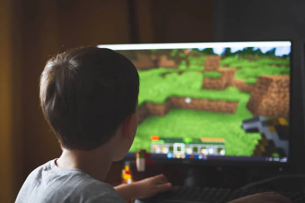 Chłopak Gra Minecraft Gry Komputerowe Domu Budowa Formie Gry Dzieci — Zdjęcie stockowe