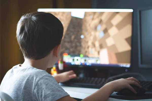 Jongen Speelt Minecraft Computerspelletjes Thuis Bouw Vorm Van Een Spel — Stockfoto