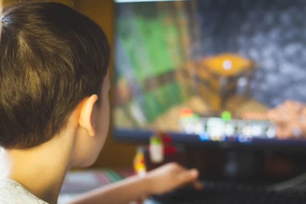 Ragazzo Gioca Minecraft Giochi Computer Casa Costruzione Sotto Forma Gioco — Foto Stock