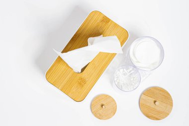 Burun mendili. Kişisel hijyen. Kulak kiri temizlemek için pamuk çubukları. Yüze sünger. Evdeki birinin temizlik ve hijyeni. Beyaz arkaplanda.