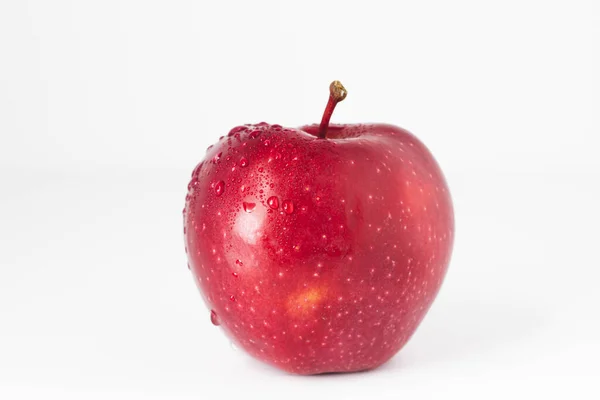 多汁的成熟苹果 背景为白色 水花大 滴在水果上新鲜与美丽 — 图库照片