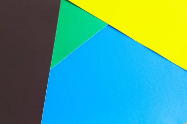 Çok renkli bir arka plan. Kağıt üzerinde üç renk. Tasarım için parlak renkli bir arka plan. Gökkuşağı kağıdı.