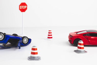 Çarpışma. İşaretler ve koniler yolda. Yoldaki korkuluklar. Sürüş tehlikesi. Devrilmiş araba. Çarpışma.