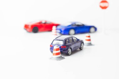 Çarpışma. İşaretler ve koniler yolda. Yoldaki korkuluklar. Sürüş tehlikesi. Devrilmiş araba. Çarpışma.